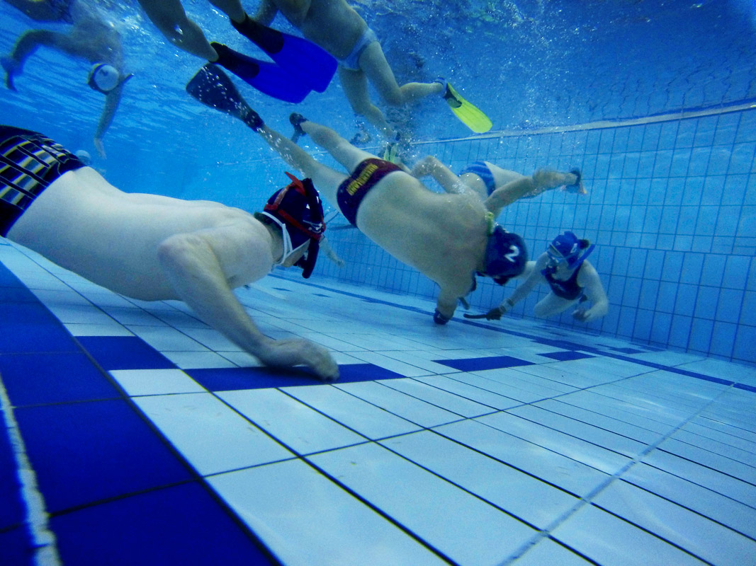UC students dive into underwater hockey - University of Canberra