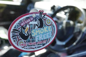 Car suction placard which says My car is smoke free. Free fresh and fit.