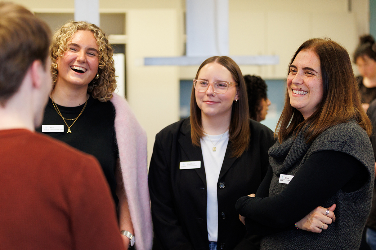 Maddie Loader (centre)