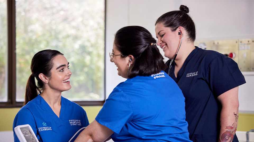 four UC nursing students learning from educator in simulated learning environment
